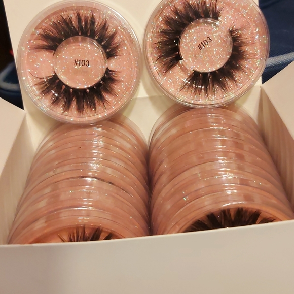 Lashes - Picture 4 of 8